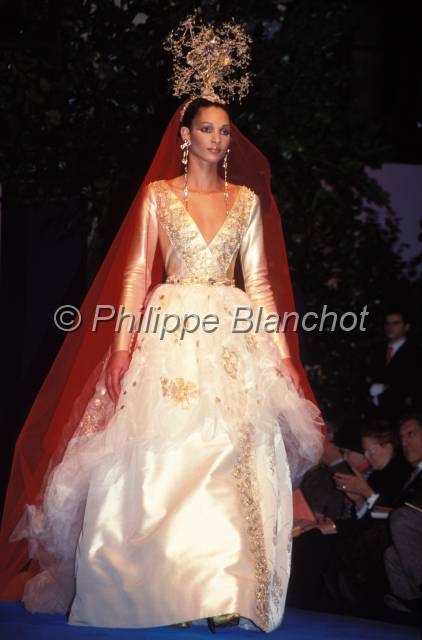 mode 25.JPG - Défilé Christian Lacroix 1996Carroussel du LouvreParis, France